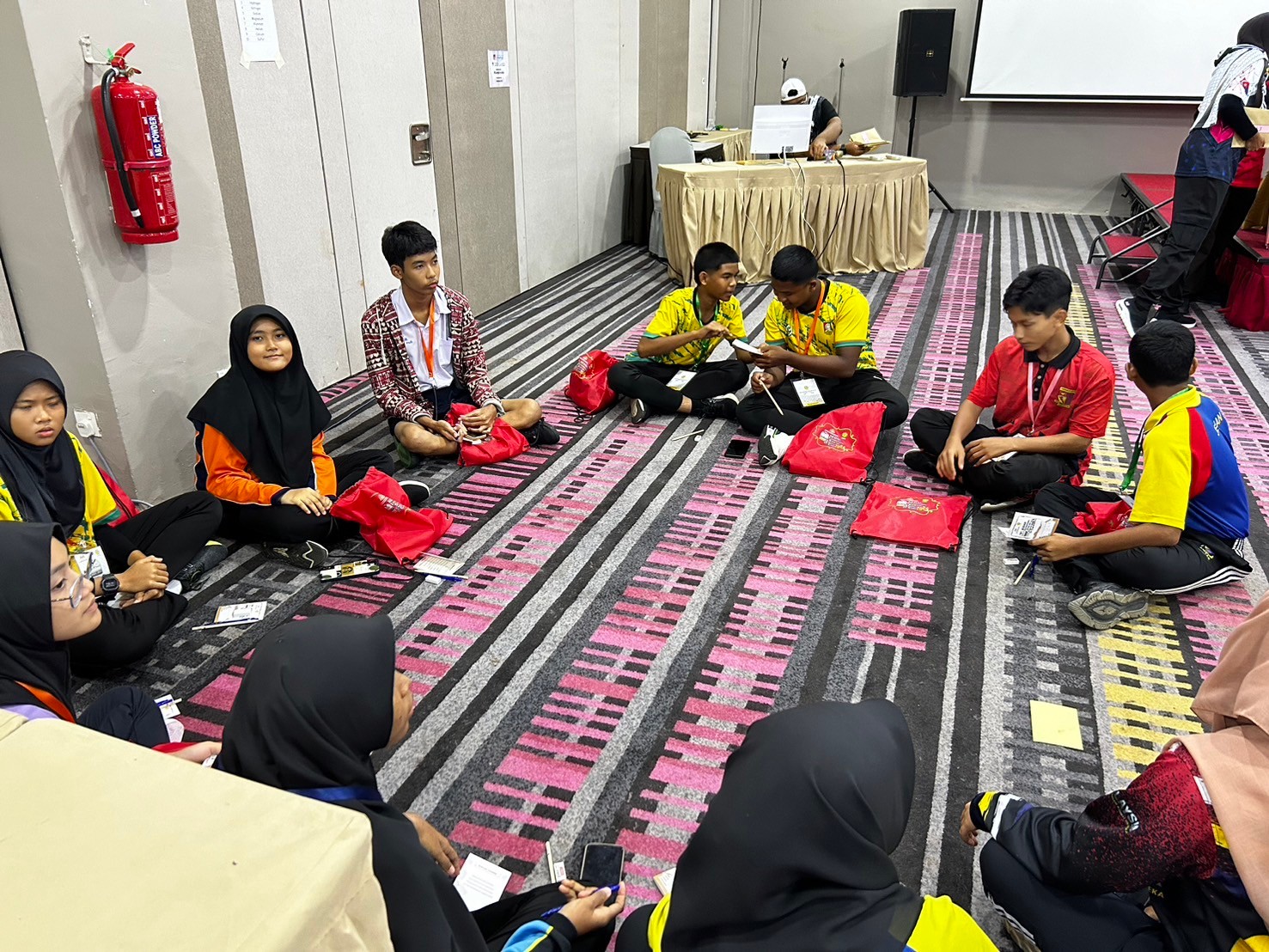 LINE_ALBUM_khay Stem and English Camp n prathes maleseiy_241120_4.jpg